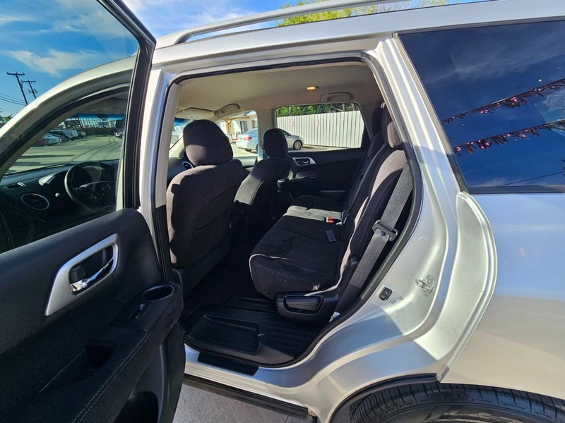 Nissan Pathfinder Vehicle Image 13