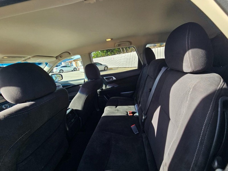 Nissan Pathfinder Vehicle Image 14