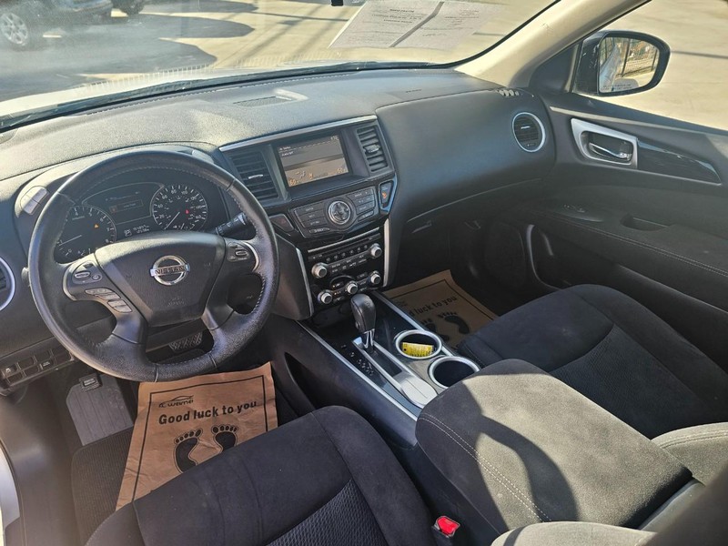 Nissan Pathfinder Vehicle Image 16