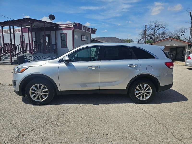 Kia Sorento Vehicle Image 02