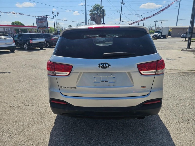 Kia Sorento Vehicle Image 04