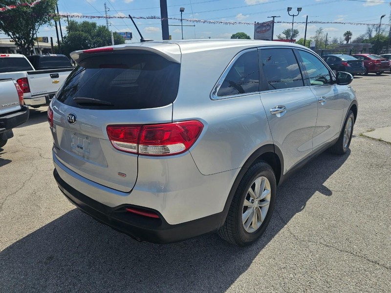 Kia Sorento Vehicle Image 06