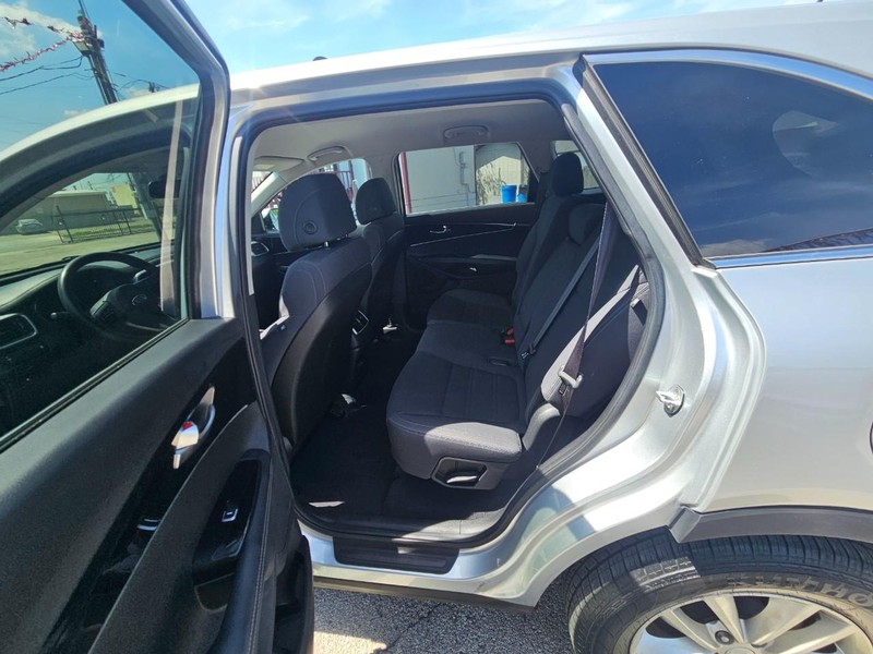 Kia Sorento Vehicle Image 12