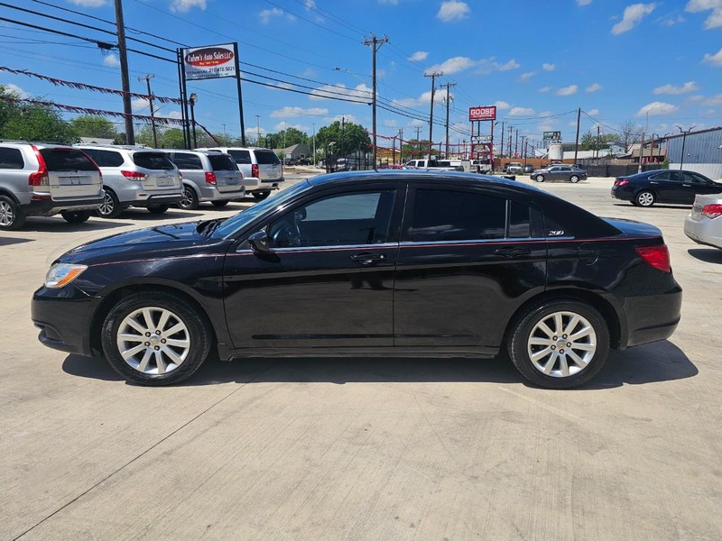 Chrysler 200 Vehicle Image 02