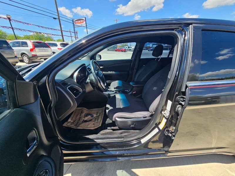 Chrysler 200 Vehicle Image 09