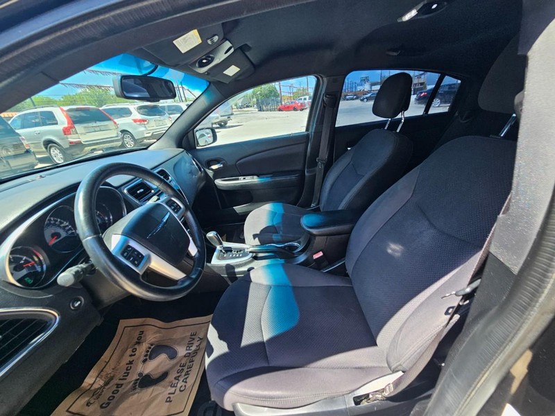 Chrysler 200 Vehicle Image 10