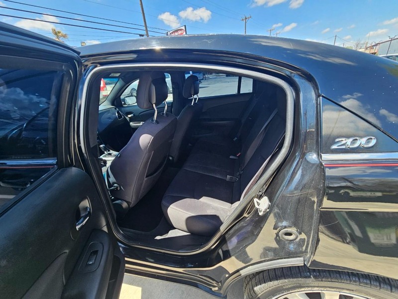 Chrysler 200 Vehicle Image 11