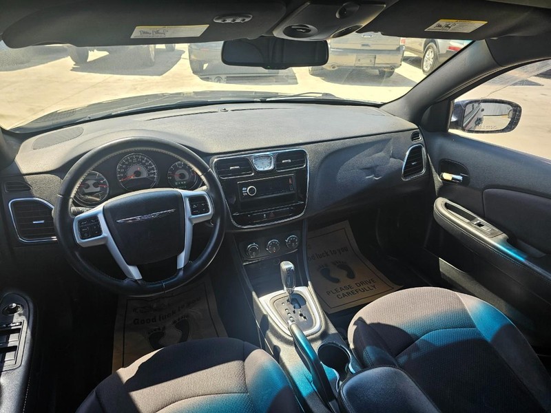 Chrysler 200 Vehicle Image 14