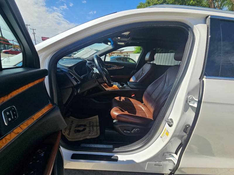 Lincoln MKX Vehicle Image 11