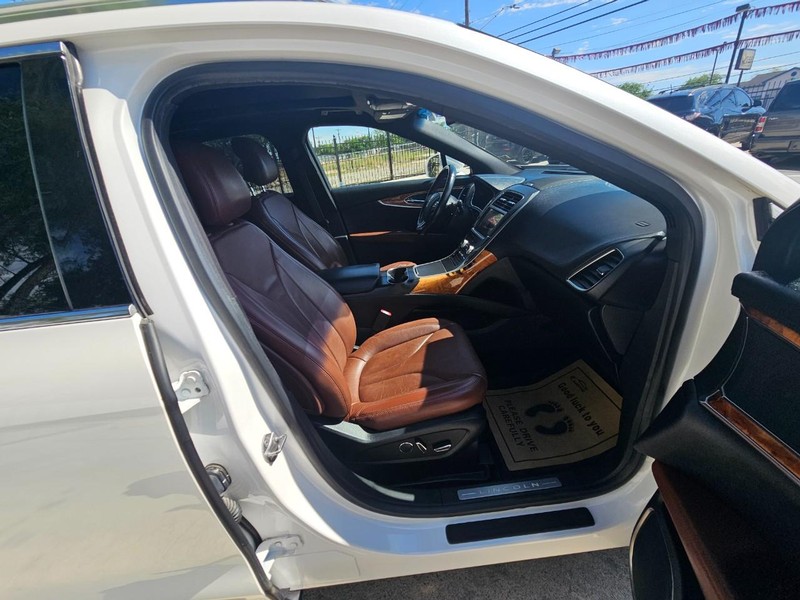 Lincoln MKX Vehicle Image 16