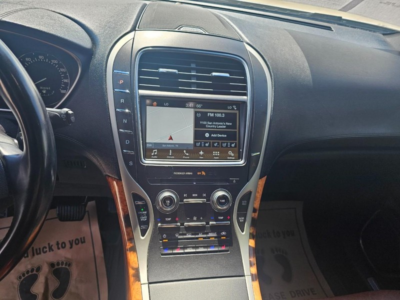 Lincoln MKX Vehicle Image 25