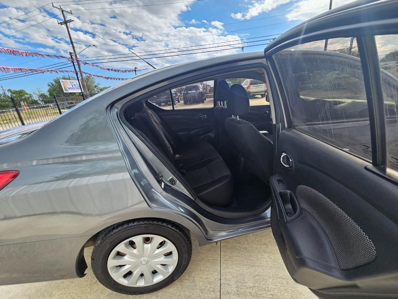 Nissan Versa Sedan Vehicle Image 15