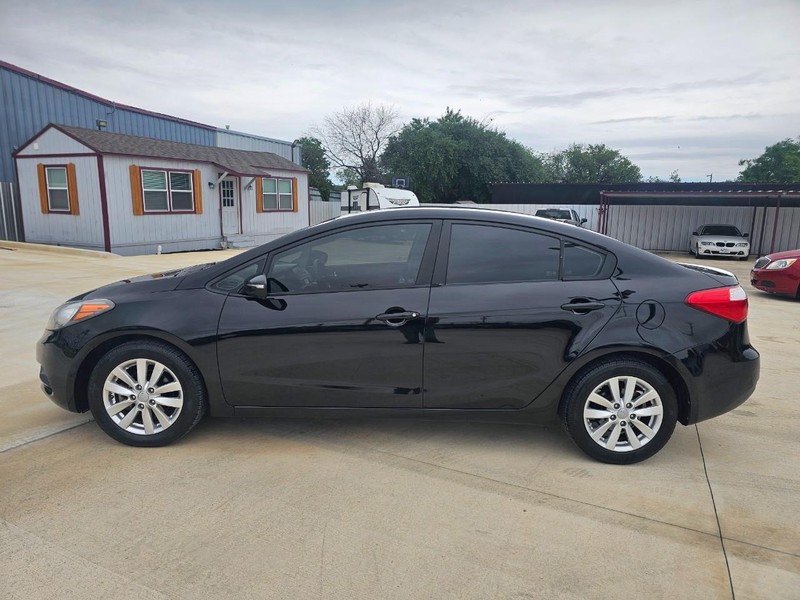 Kia Forte Vehicle Image 02