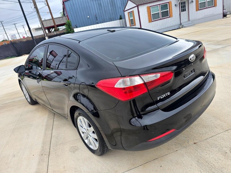 Kia Forte Vehicle Image 03