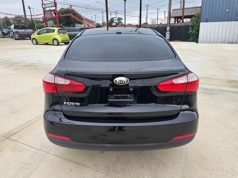 Kia Forte Vehicle Image 04