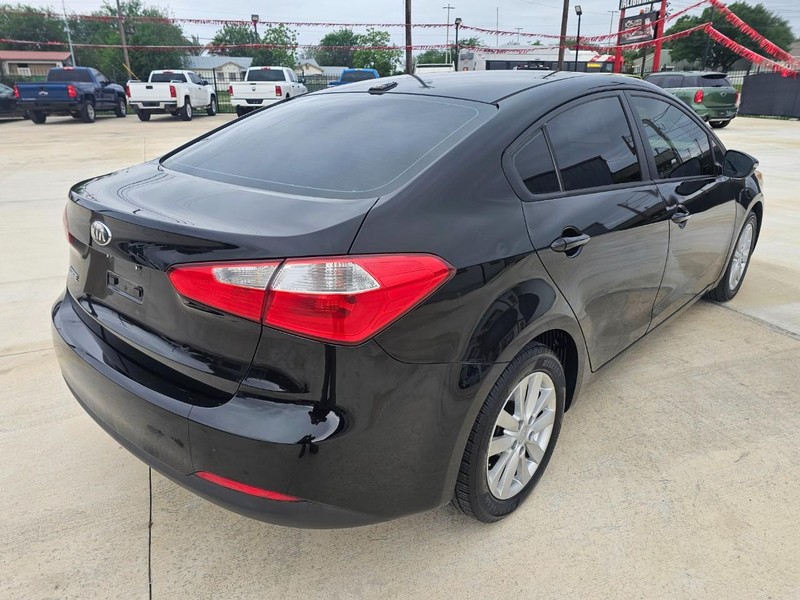 Kia Forte Vehicle Image 05