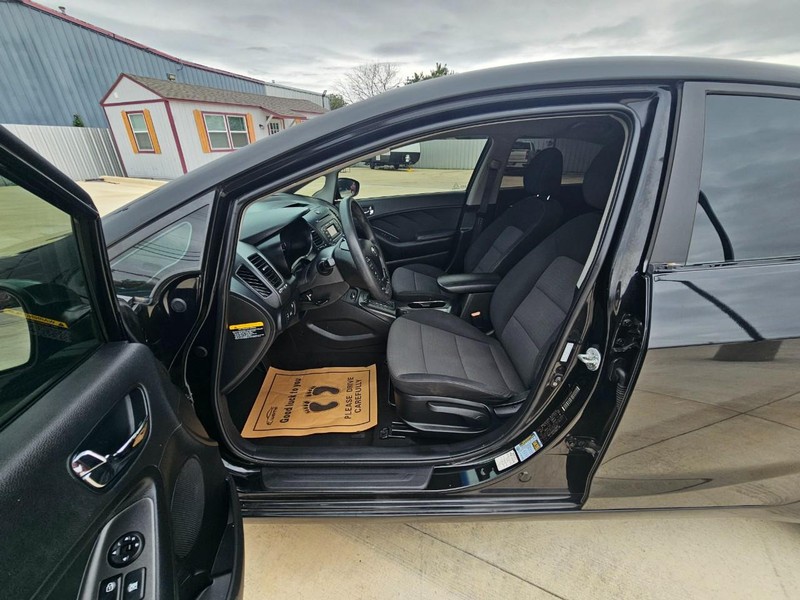 Kia Forte Vehicle Image 09