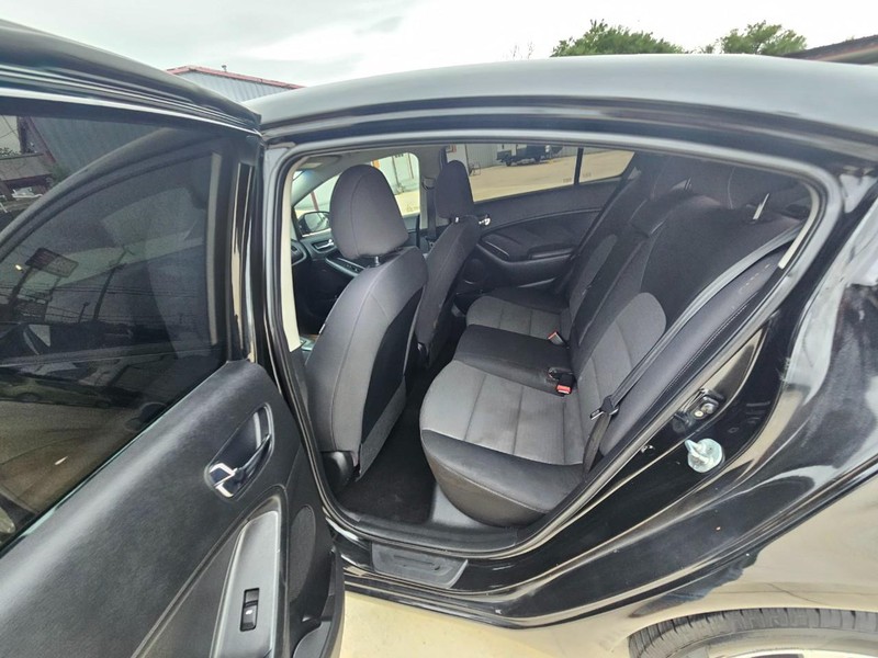 Kia Forte Vehicle Image 11