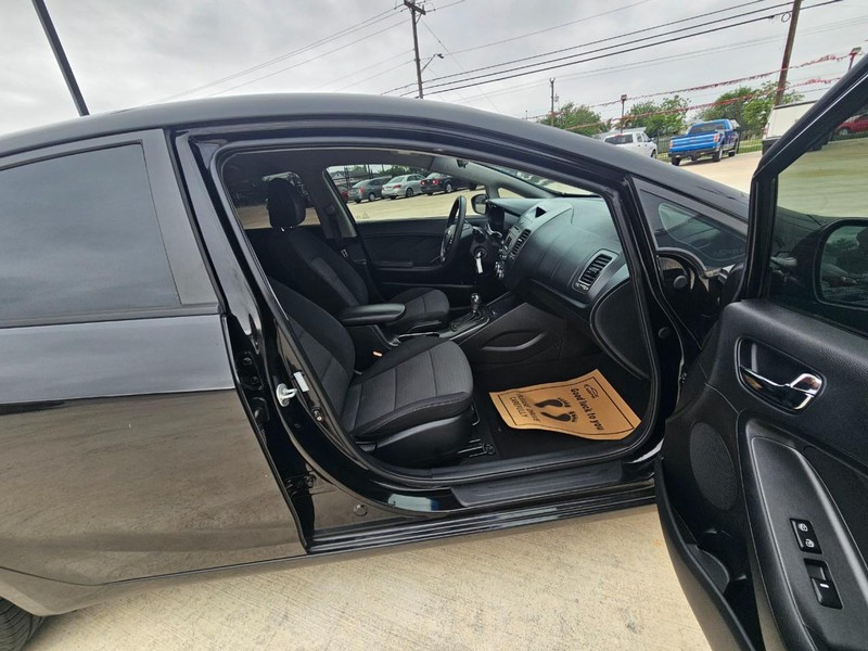 Kia Forte Vehicle Image 13
