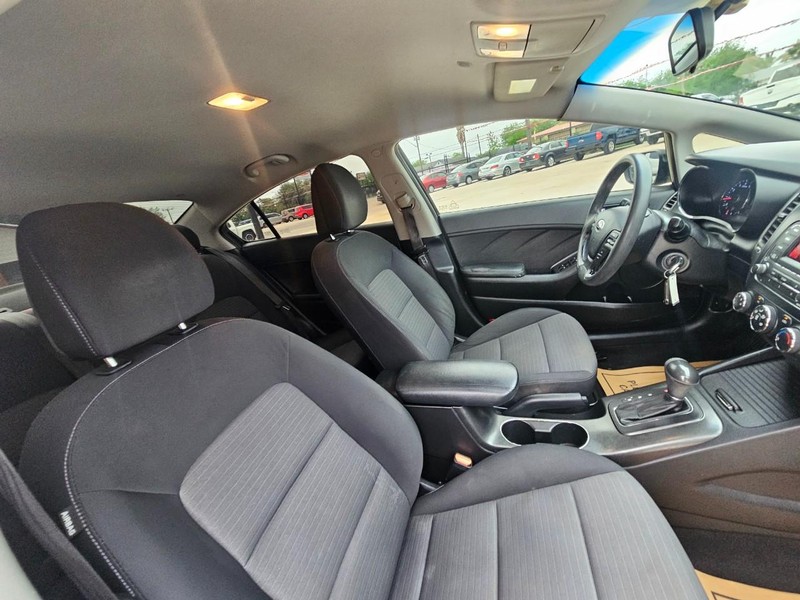Kia Forte Vehicle Image 14