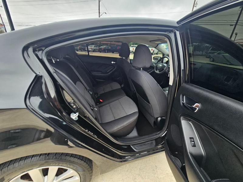 Kia Forte Vehicle Image 15