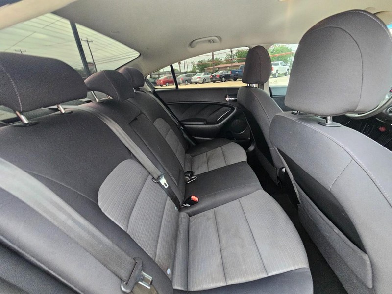 Kia Forte Vehicle Image 16
