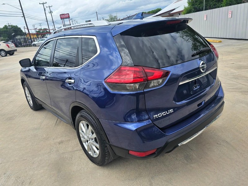 Nissan Rogue Vehicle Full-screen Gallery Image 03