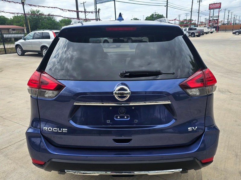 Nissan Rogue Vehicle Full-screen Gallery Image 04