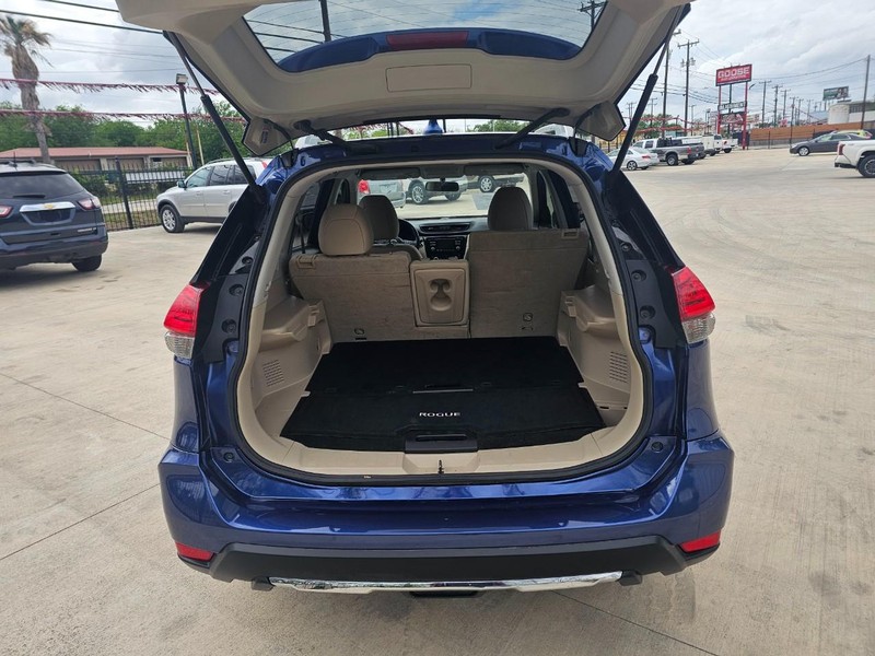 Nissan Rogue Vehicle Full-screen Gallery Image 05