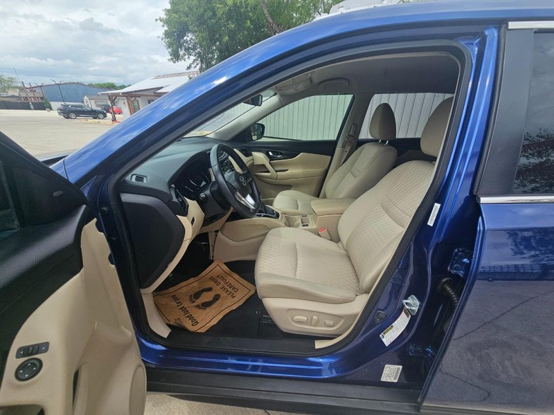 Nissan Rogue Vehicle Full-screen Gallery Image 10