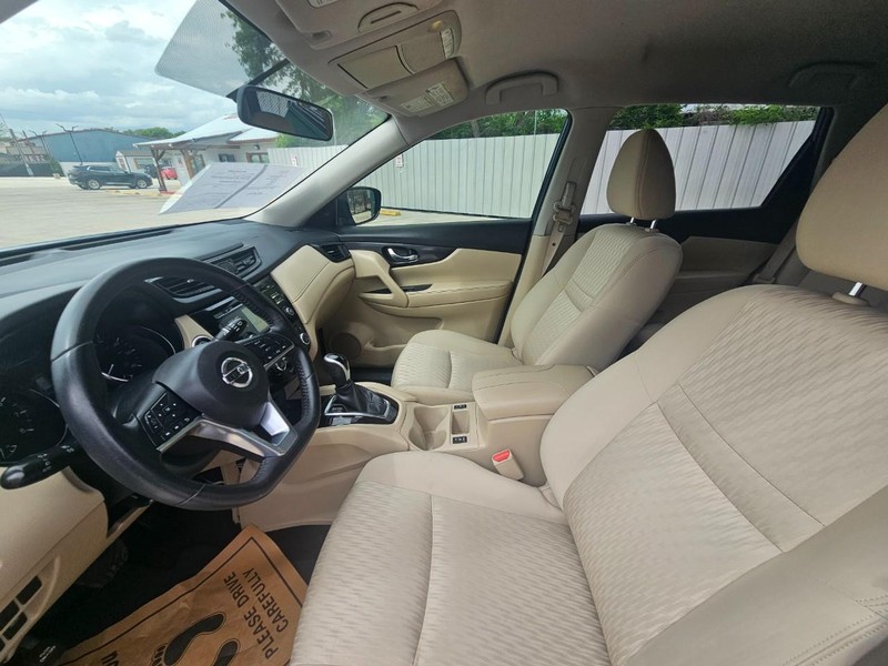 Nissan Rogue Vehicle Full-screen Gallery Image 11