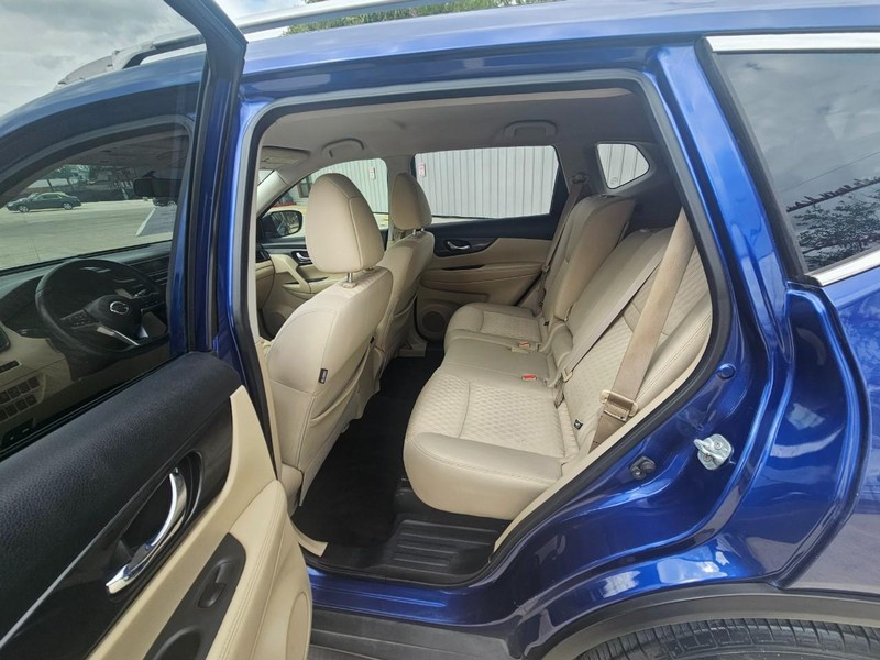 Nissan Rogue Vehicle Full-screen Gallery Image 12