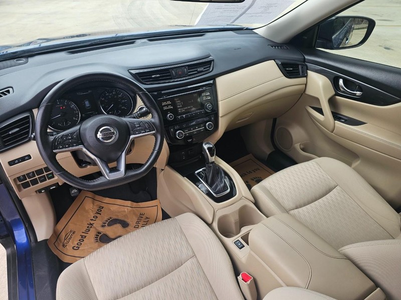 Nissan Rogue Vehicle Full-screen Gallery Image 13