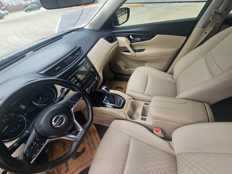 Nissan Rogue Vehicle Full-screen Gallery Image 14