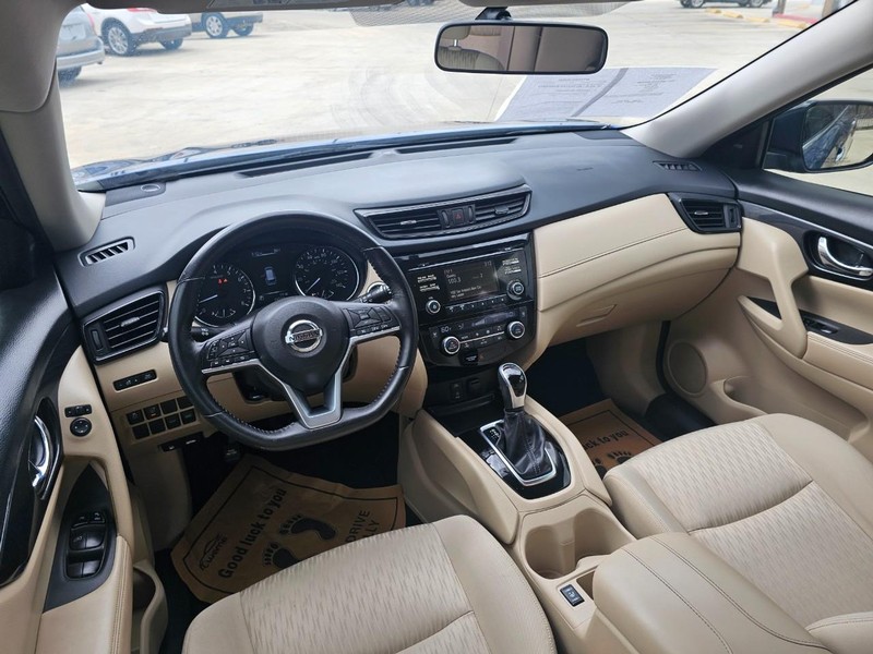 Nissan Rogue Vehicle Full-screen Gallery Image 15