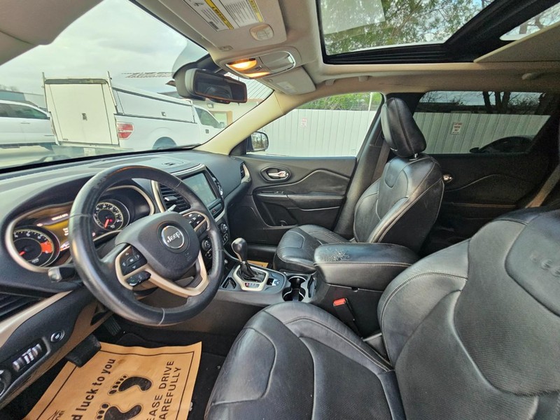 Jeep Cherokee Vehicle Full-screen Gallery Image 12