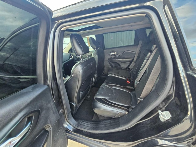 Jeep Cherokee Vehicle Full-screen Gallery Image 13