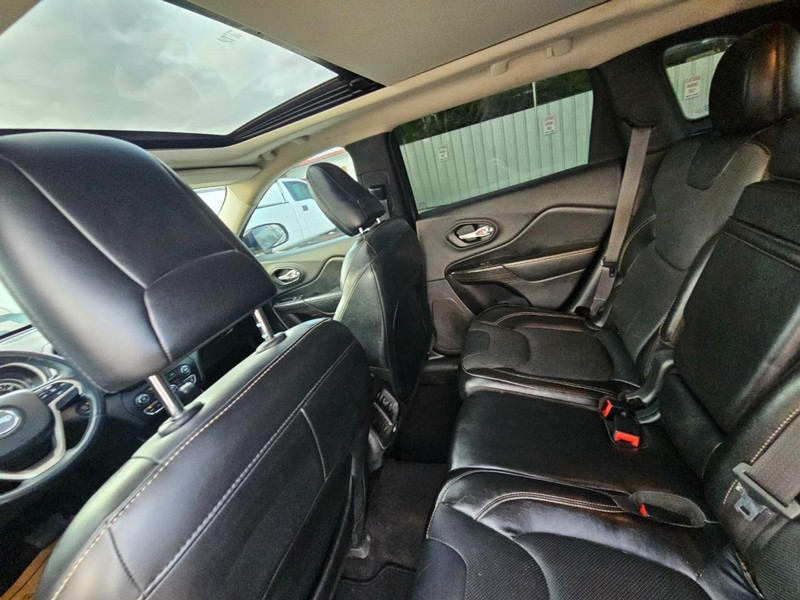 Jeep Cherokee Vehicle Full-screen Gallery Image 14