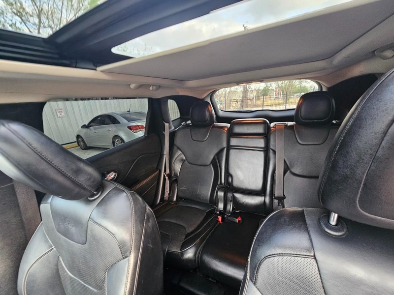Jeep Cherokee Vehicle Full-screen Gallery Image 16