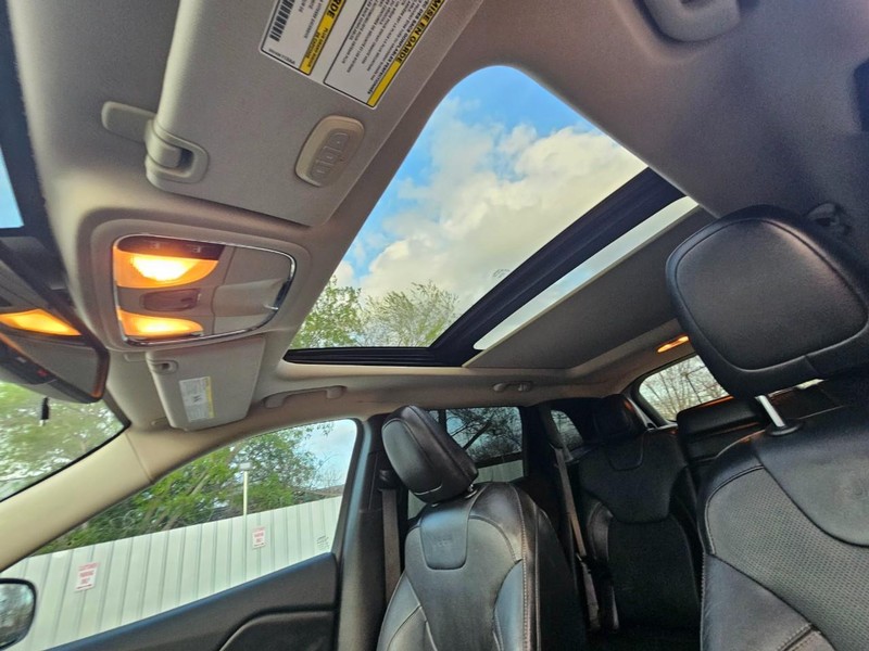 Jeep Cherokee Vehicle Full-screen Gallery Image 17