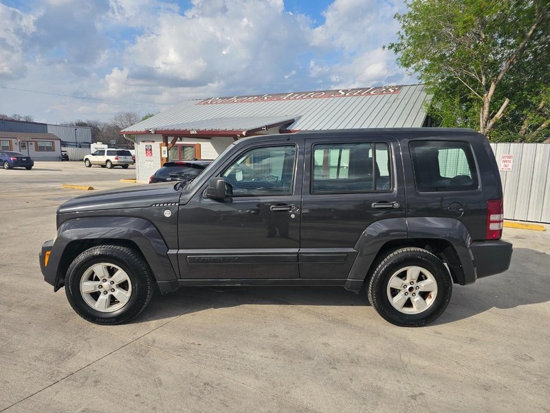 Jeep Liberty Vehicle Full-screen Gallery Image 02