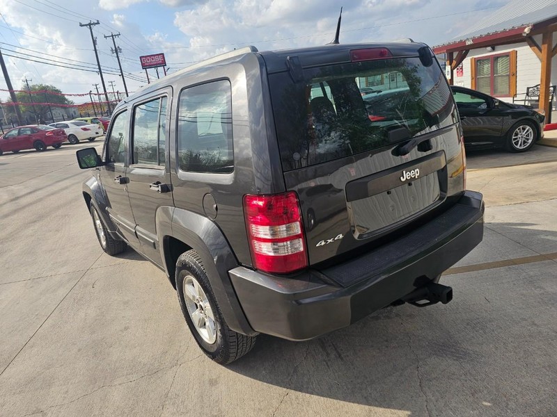 Jeep Liberty Vehicle Full-screen Gallery Image 03