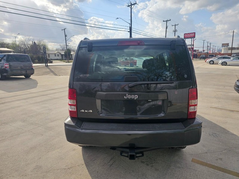 Jeep Liberty Vehicle Full-screen Gallery Image 04