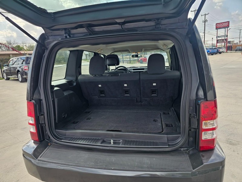 Jeep Liberty Vehicle Full-screen Gallery Image 05