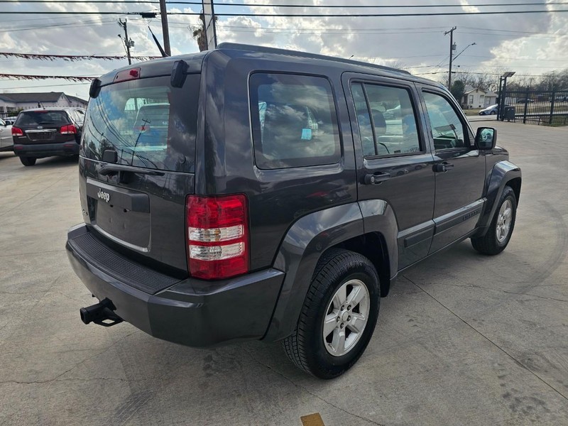 Jeep Liberty Vehicle Full-screen Gallery Image 06