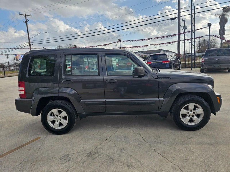 Jeep Liberty Vehicle Full-screen Gallery Image 07
