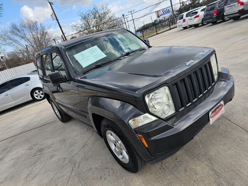 Jeep Liberty Vehicle Full-screen Gallery Image 08