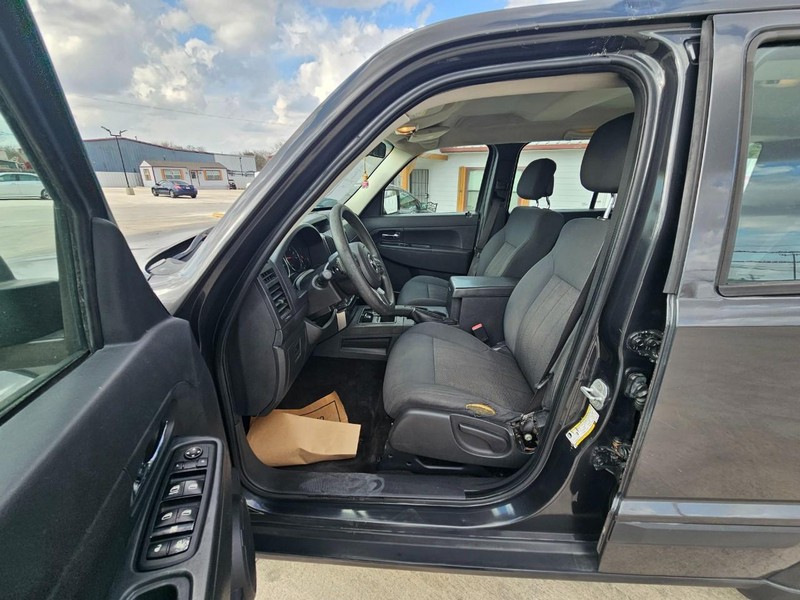 Jeep Liberty Vehicle Full-screen Gallery Image 10