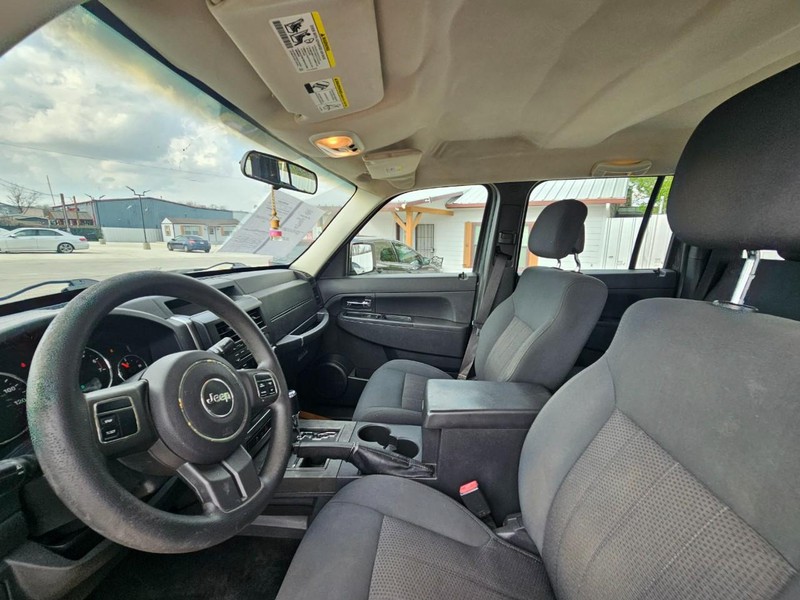 Jeep Liberty Vehicle Full-screen Gallery Image 11
