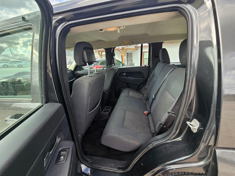 Jeep Liberty Vehicle Full-screen Gallery Image 12